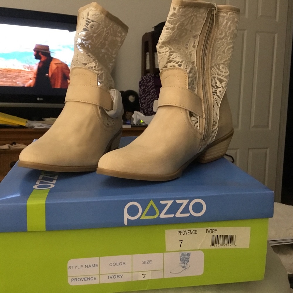 NWT Women’s Ivory Boots